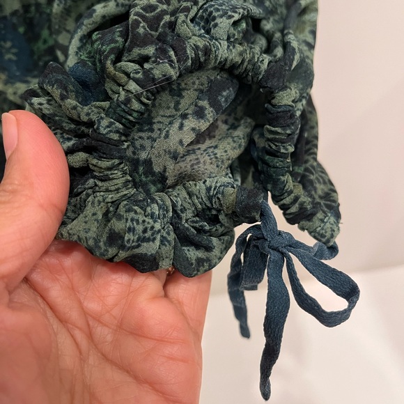 Wilfred Aritzia Talence Blouse Green & Black Python Snake Print Pleated size XS - Picture 4 of 8